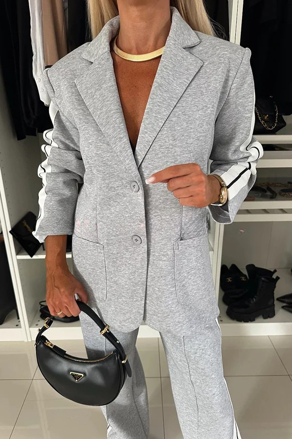 Set audace con blazer sportivo e pantaloni larghi con tasche