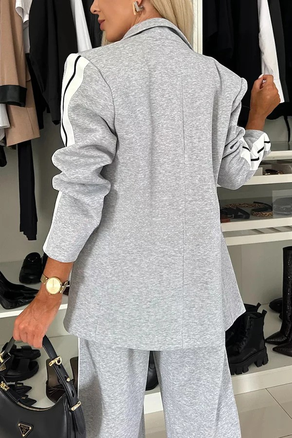 Set audace con blazer sportivo e pantaloni larghi con tasche